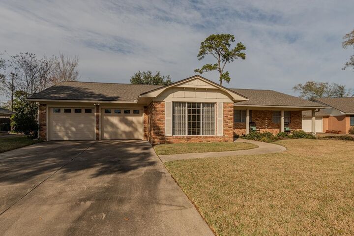 Property Photo: 4850 Teakwood TX 77706