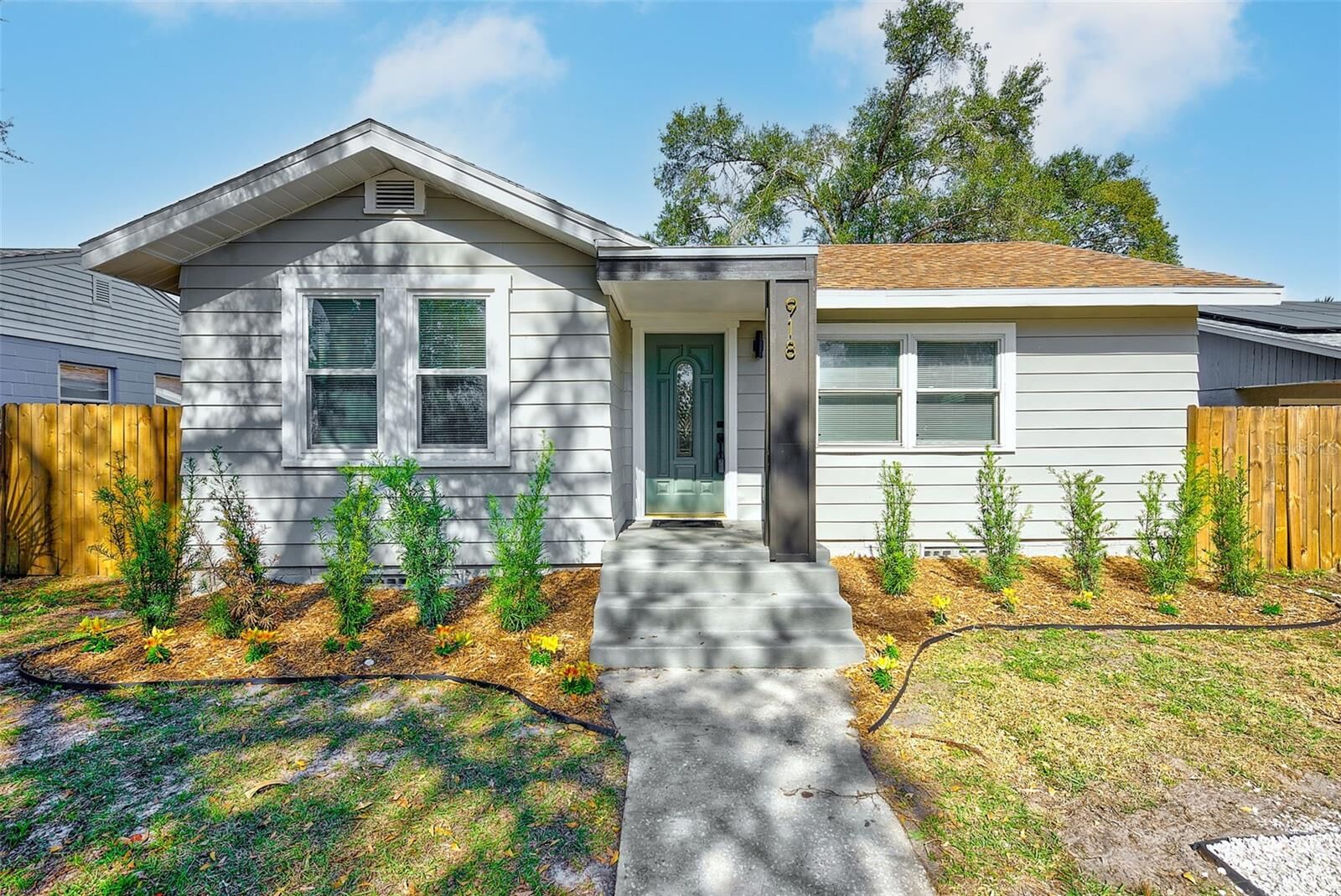 Property Photo:  918 E Lambright Street  FL 33604 