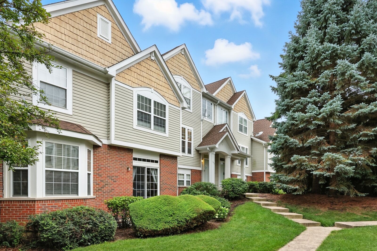 Property Photo: 1270 Georgetown Way IL 60061