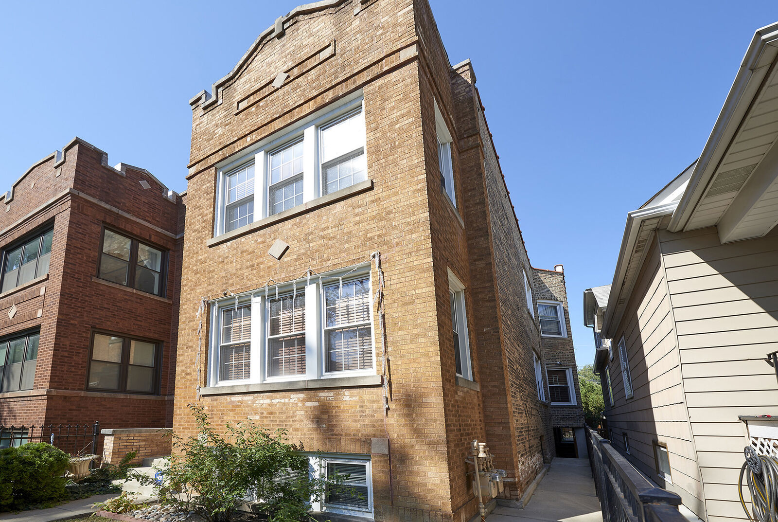 Property Photo:  3222 W Warner Avenue 1  IL 60618 