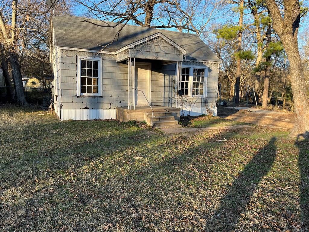 Property Photo:  935 E Washington Street  TX 75460 