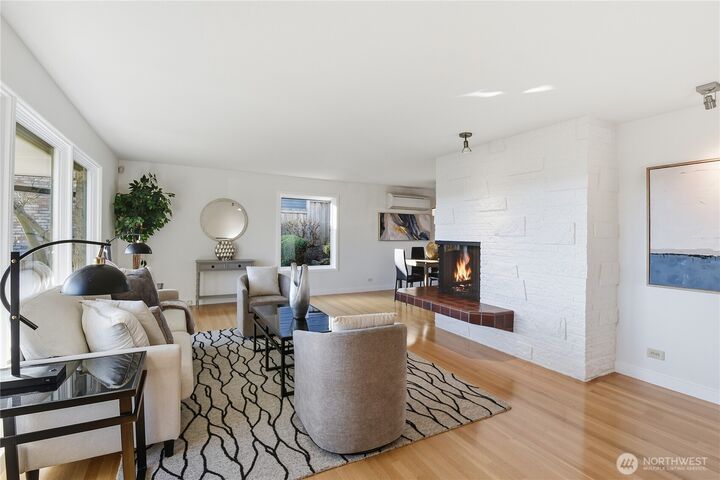 Property Photo:  5052  Pullman Avenue NE  WA 98105 