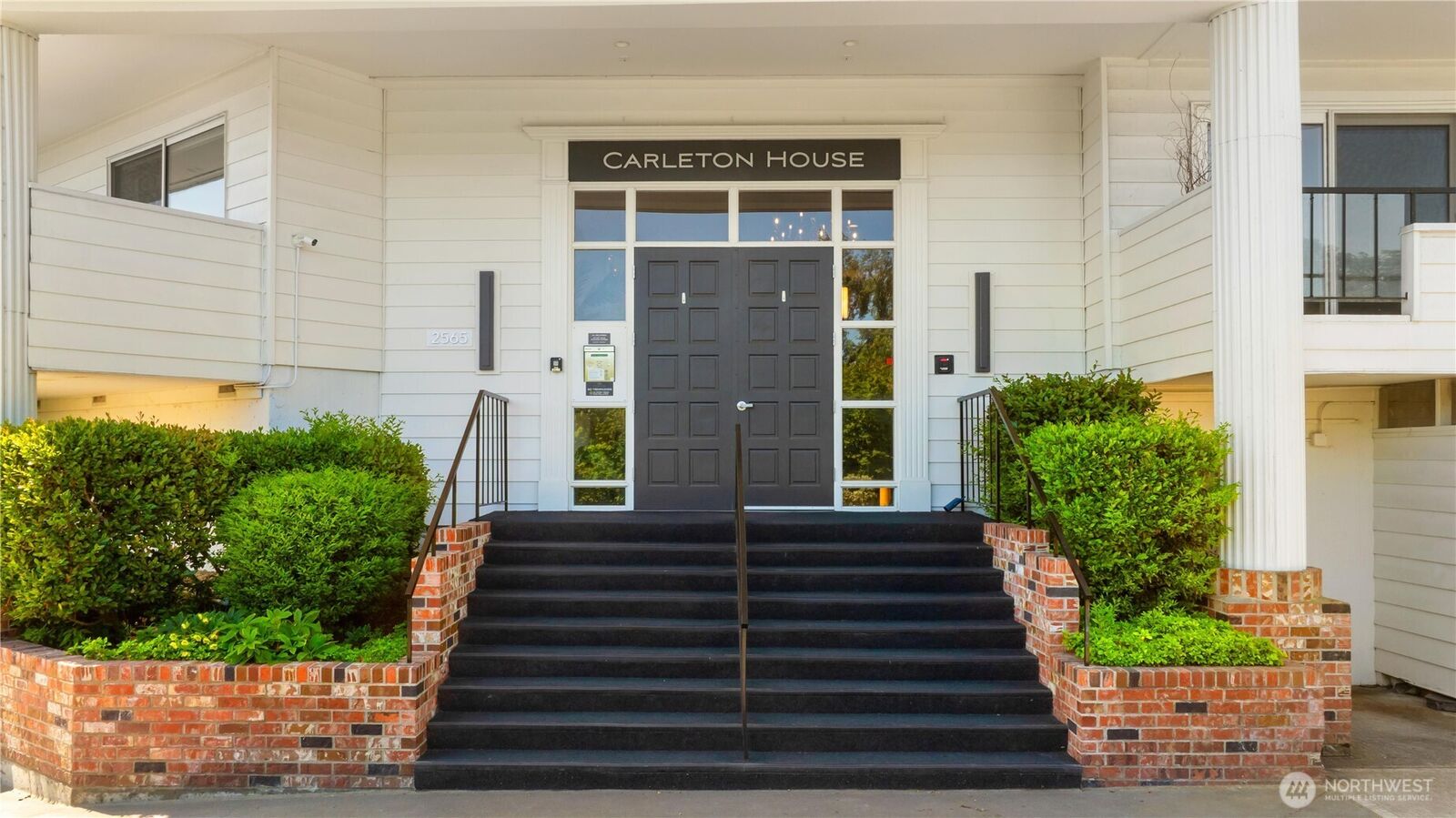 Property Photo: 2565 Dexter Avenue N 103 WA 98109