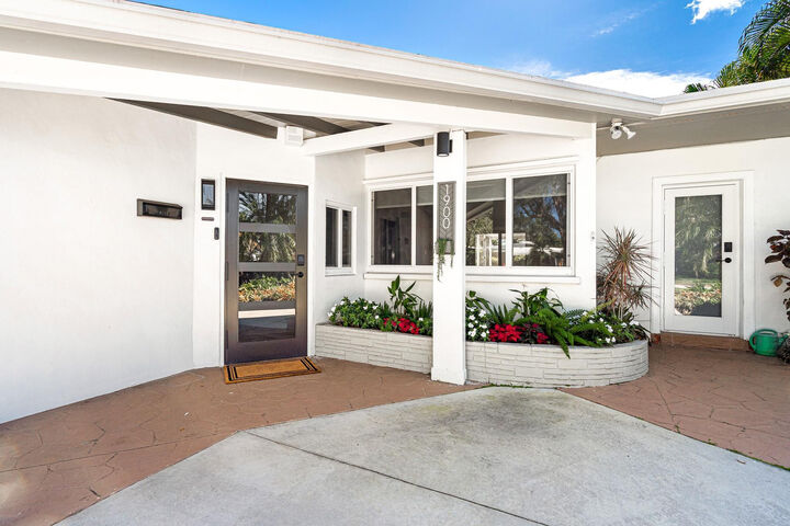 Property Photo: 1900 NE 19th Street FL 33305