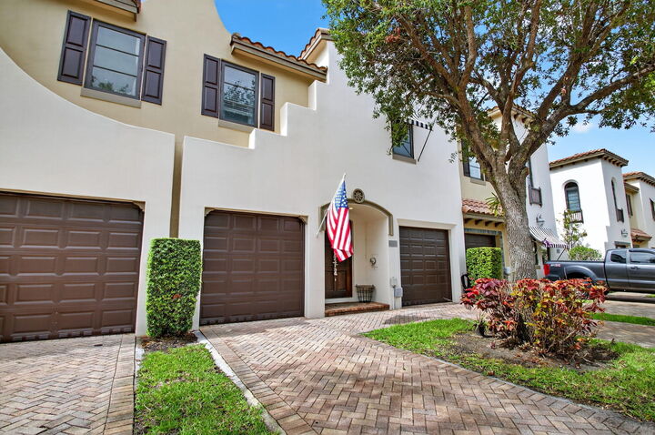Property Photo:  320 Via Villagio  FL 33462 