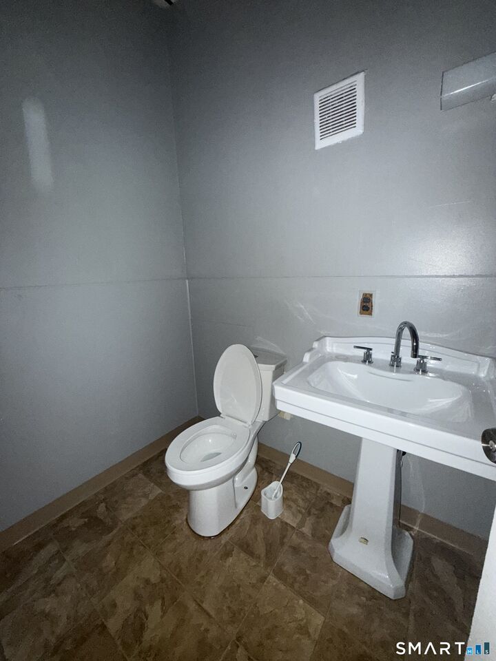 Property Photo:  554 Wethersfield Avenue  CT 06114 