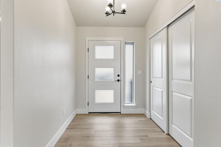 Property Photo:  1617 Parkwood Ct  WA 98930 