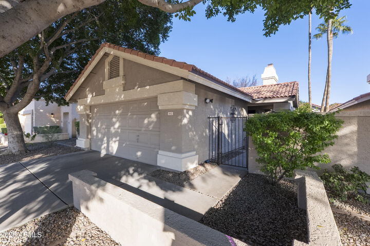 Property Photo:  942 W Barbados Drive  AZ 85233 