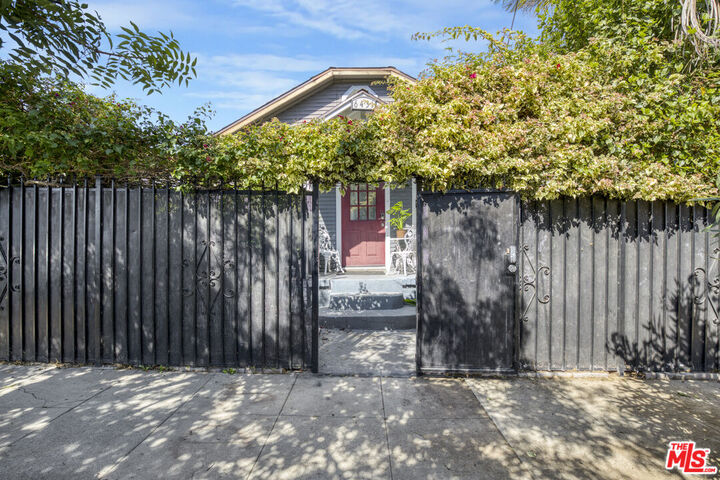 Property Photo:  6431 Dix St  CA 90068 