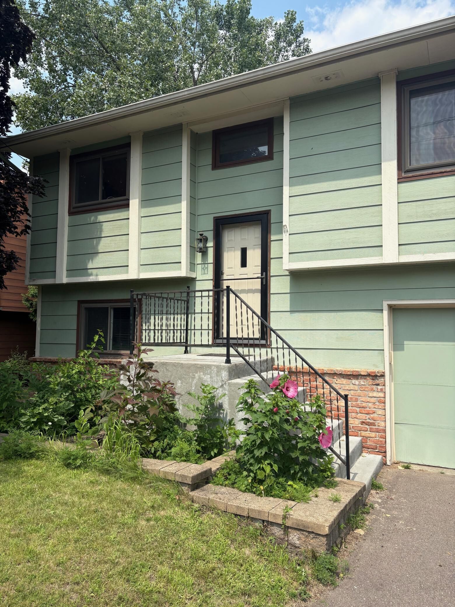 Property Photo:  16826 Excelsior Boulevard  MN 55345 