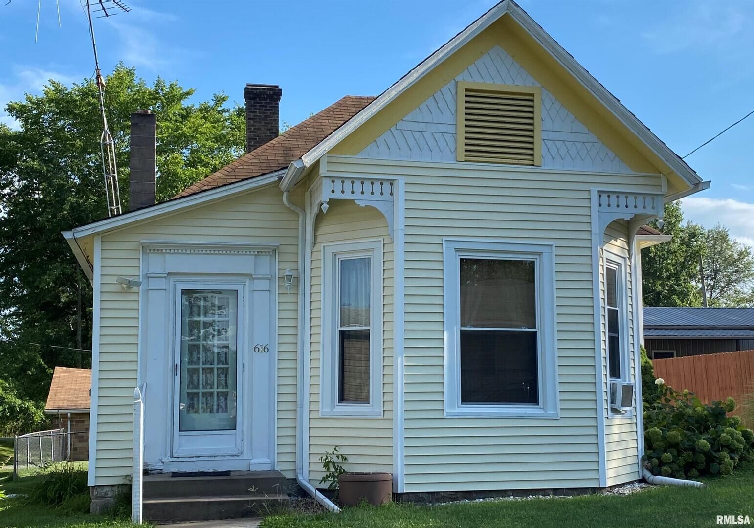 Property Photo:  616 W Mill Street  IL 62907 