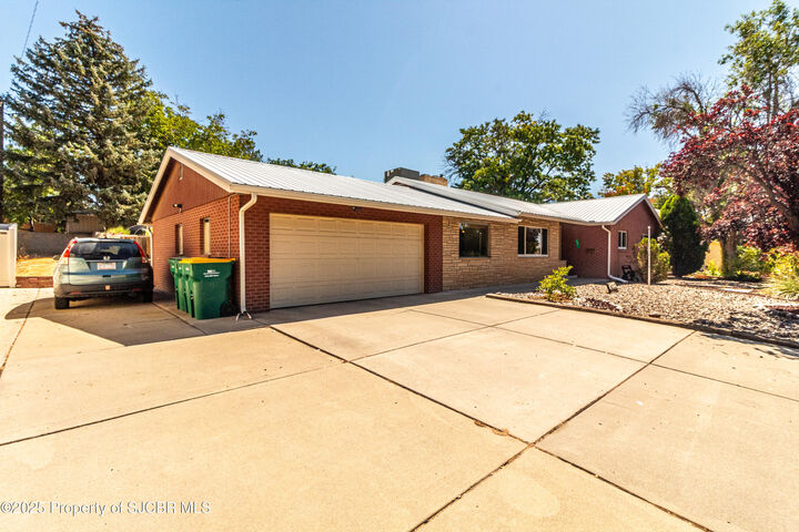 Property Photo:  622 N Gladeview Drive  NM 87401 