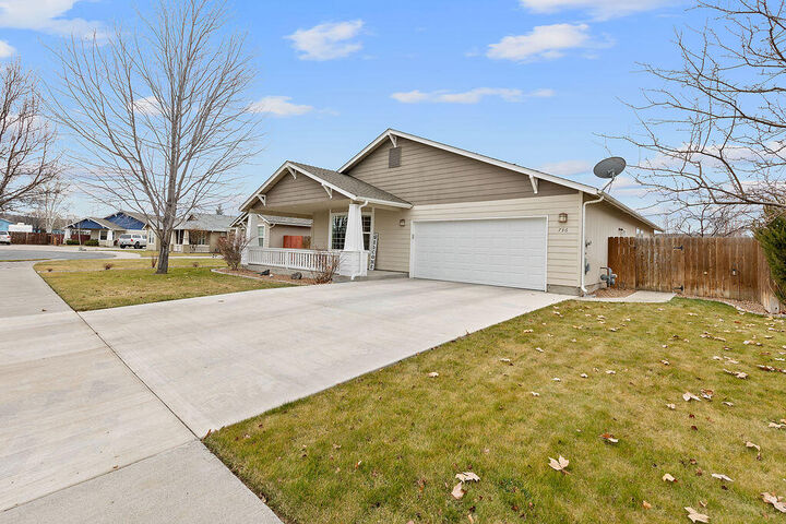 Property Photo:  736 NE Sandstone Court  OR 97754 