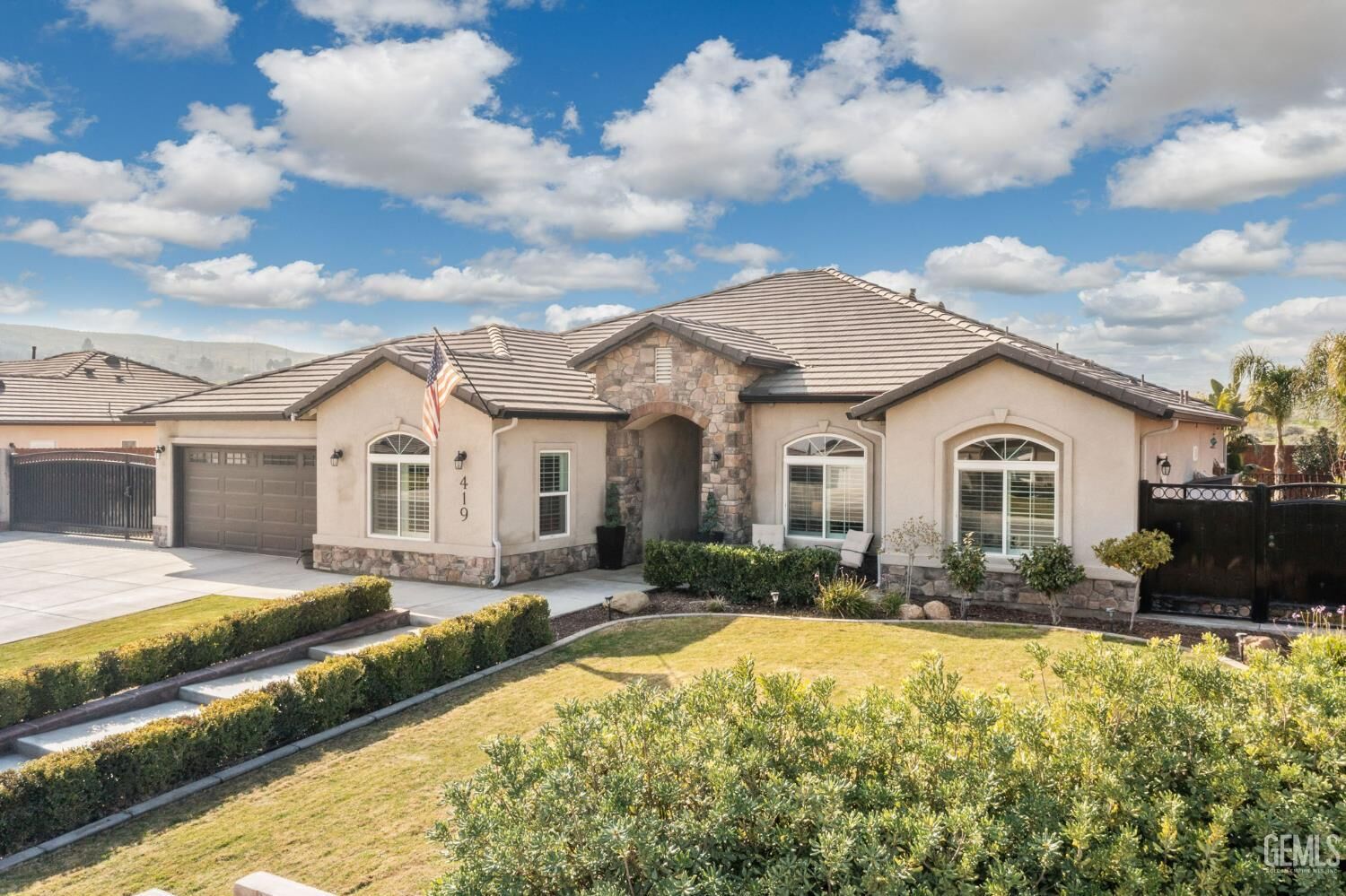 Property Photo:  419 Diamond Street  CA 93268 