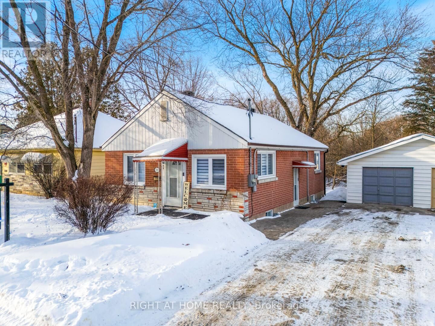 Property Photo:  735 Srigley Street  ON L3Y 1X6 