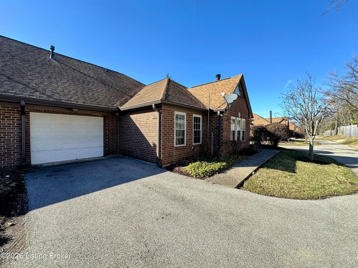 Property Photo:  103 Eastbridge Ct 103  KY 40223 