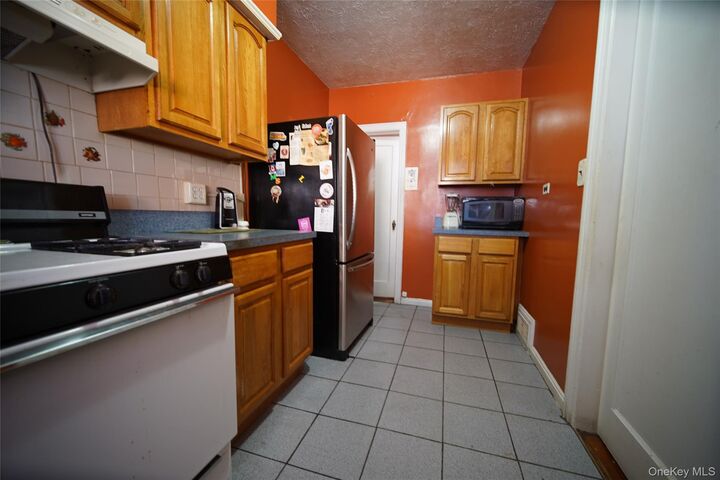 Property Photo:  1147 Grenada Place  NY 10466 