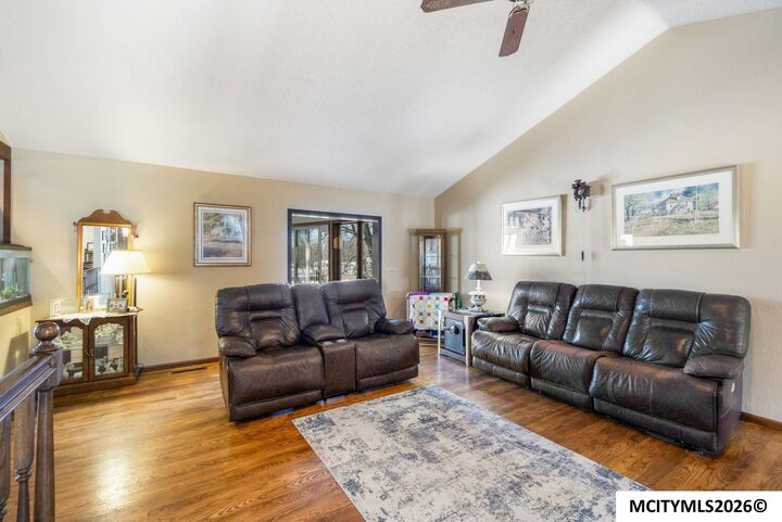 Property Photo: 11 Knollwood Ct IA 50401