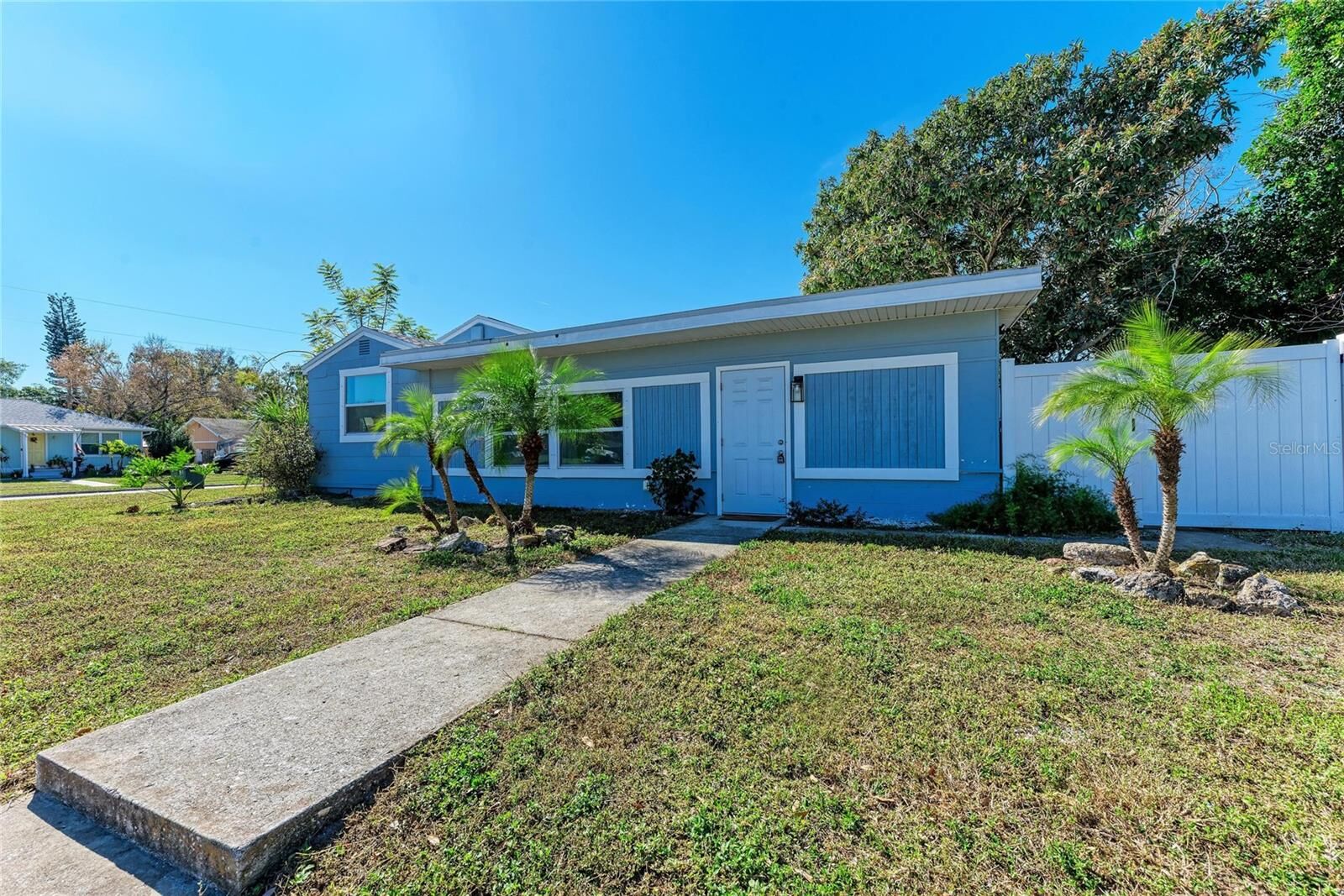 Property Photo: 702 20th Avenue W FL 34205
