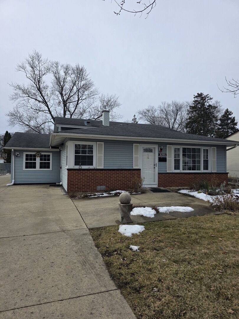 Property Photo:  2201 Kingfisher Lane  IL 60008 