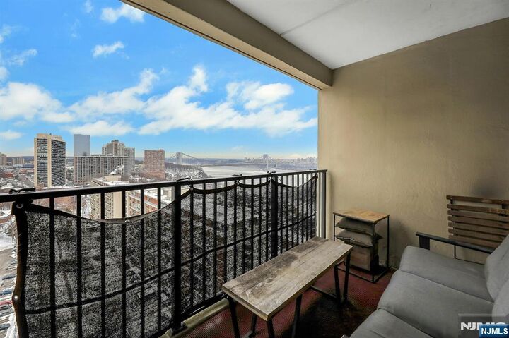 Property Photo:  6 Horizon Road 2209  NJ 07024 