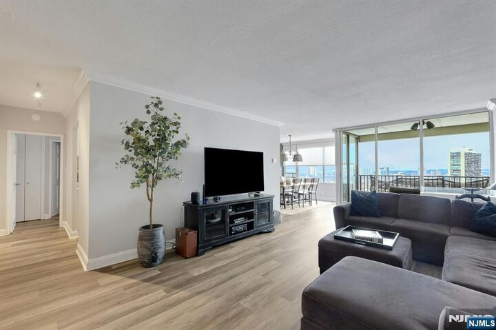 Property Photo:  6 Horizon Road 2209  NJ 07024 