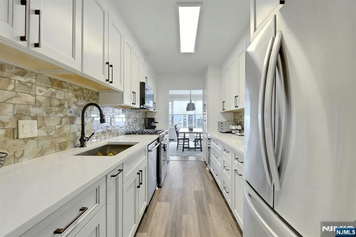 Property Photo:  6 Horizon Road 2209  NJ 07024 