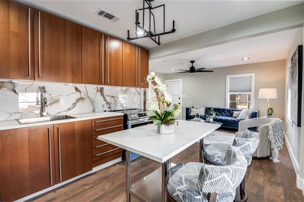 Property Photo:  826 W Laramie Lane  TX 75217 