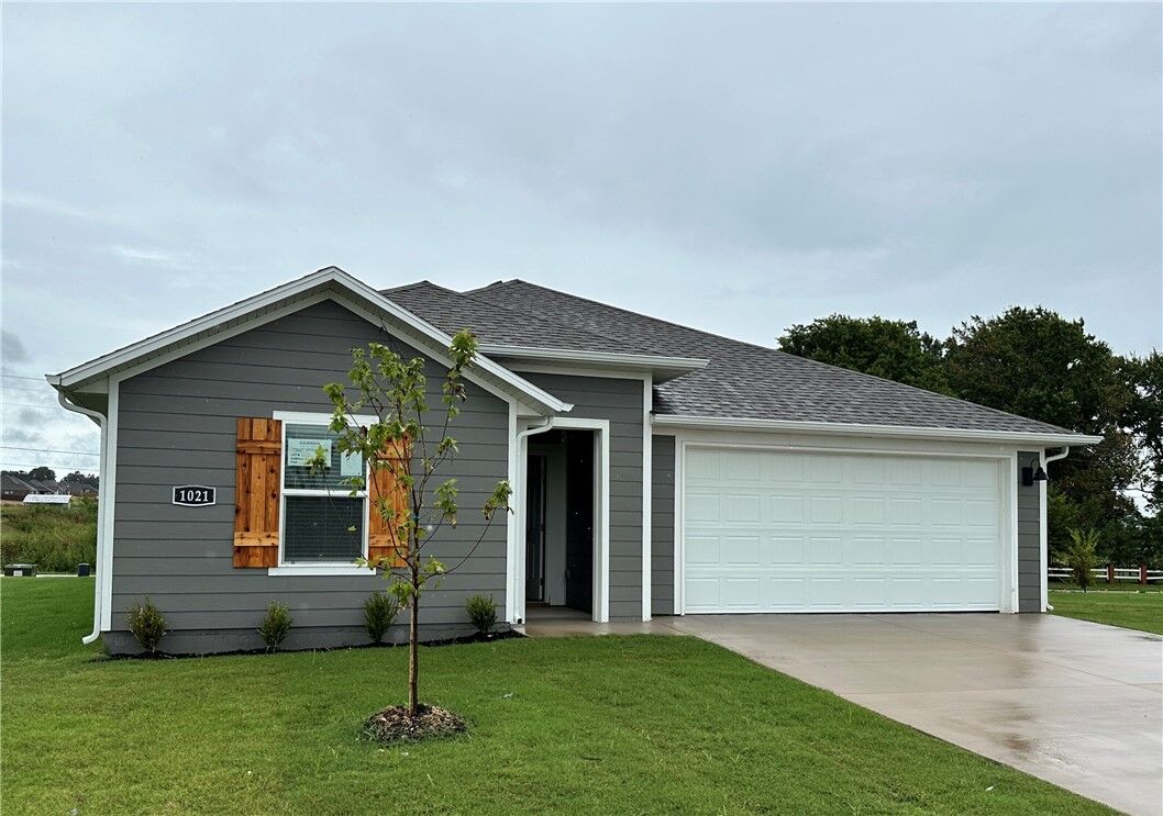 Property Photo:  901 Sagely Street  AR 72753 