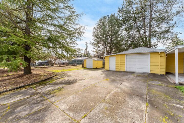 Property Photo:  220 S 3rd Street  OR 97502 