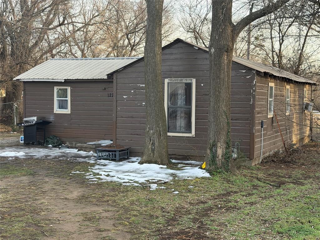 Property Photo: 1223 E Wallace Street OK 74801