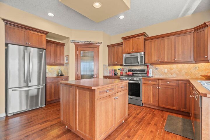 Property Photo:  153 Crestridge Way SW  AB T3B 5Z3 