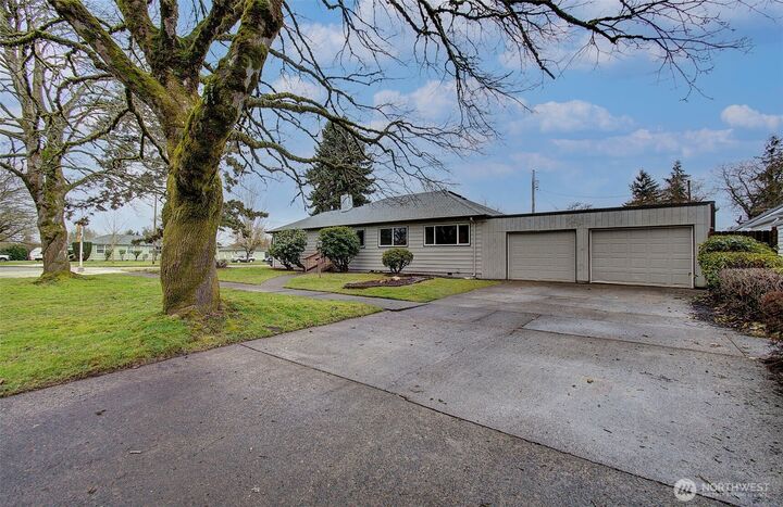 Property Photo:  1411  8th Avenue  WA 98632 