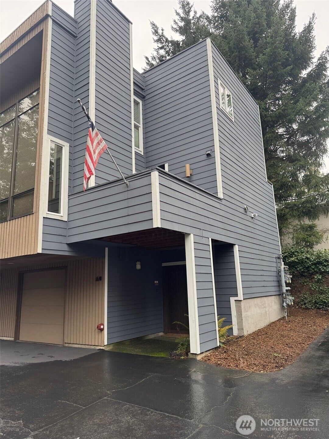 Property Photo:  1409 N 200th Street A6  WA 98133 