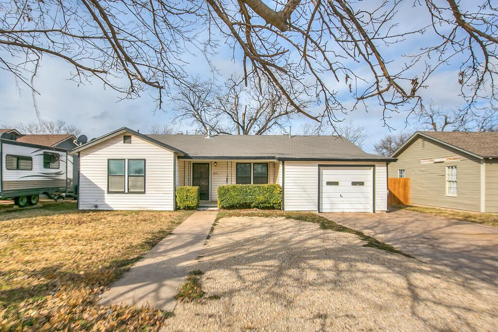 Property Photo: 1213 S Bell Street TX 76903