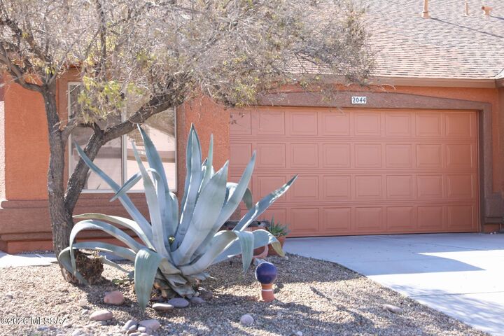 Property Photo:  2044 E Calle Sierra Del Manantial  AZ 85706 