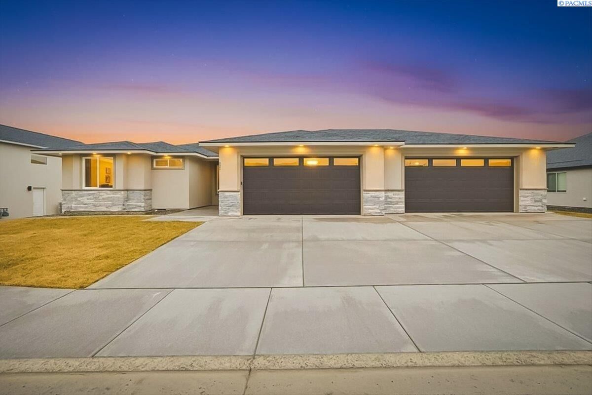 Property Photo:  825 Thebes St  WA 99353 