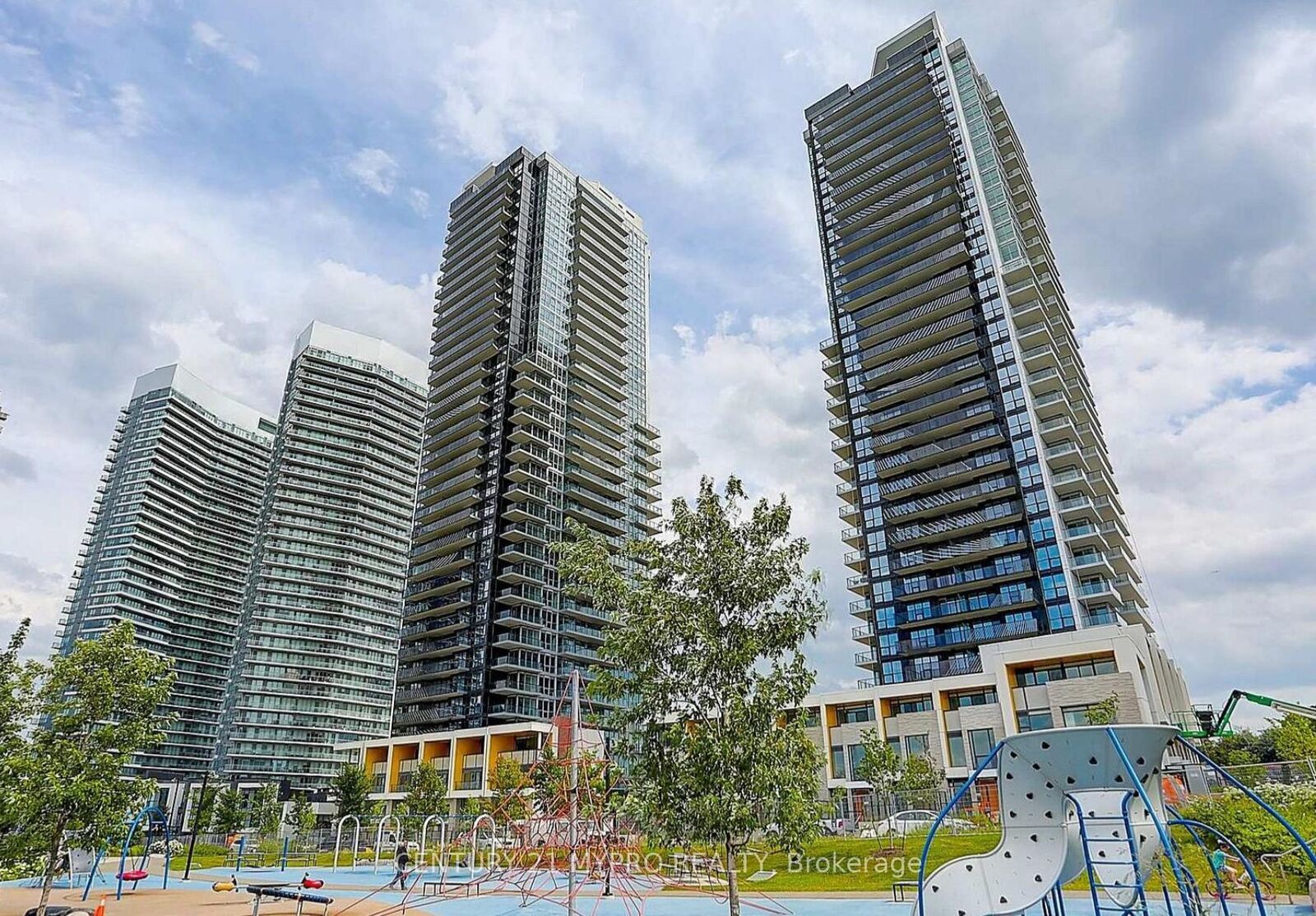 Property Photo:  95 McMahon Drive 2002  ON M2K 0H1 