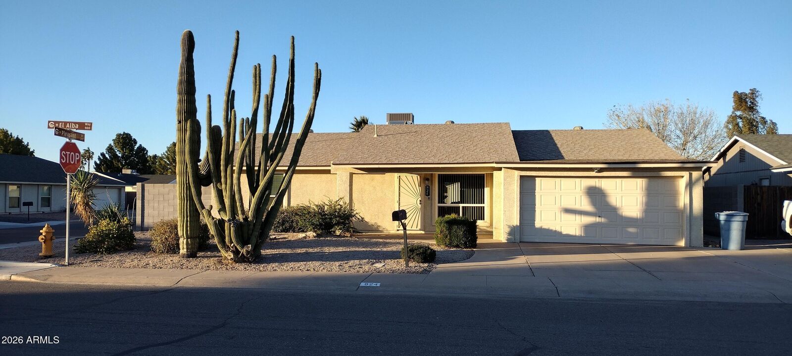 Property Photo:  824 W El Alba Way  AZ 85225 