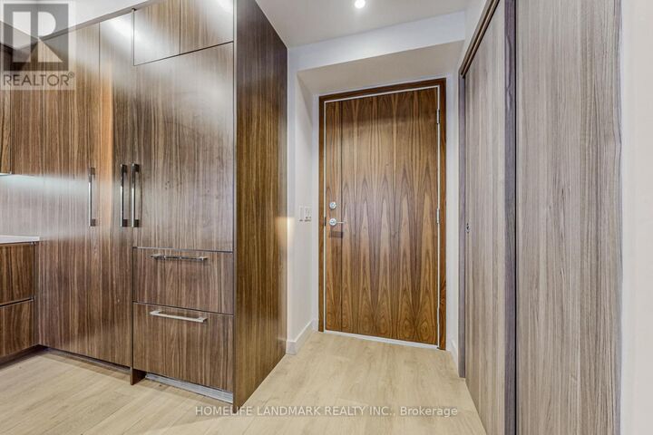 Property Photo:  85 McMahon Drive 3106  ON M2K 0H1 