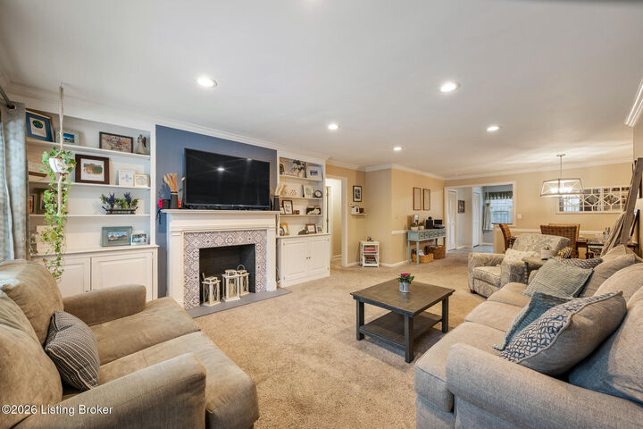 Property Photo:  3811 Washington Square Apt 1G  KY 40207 