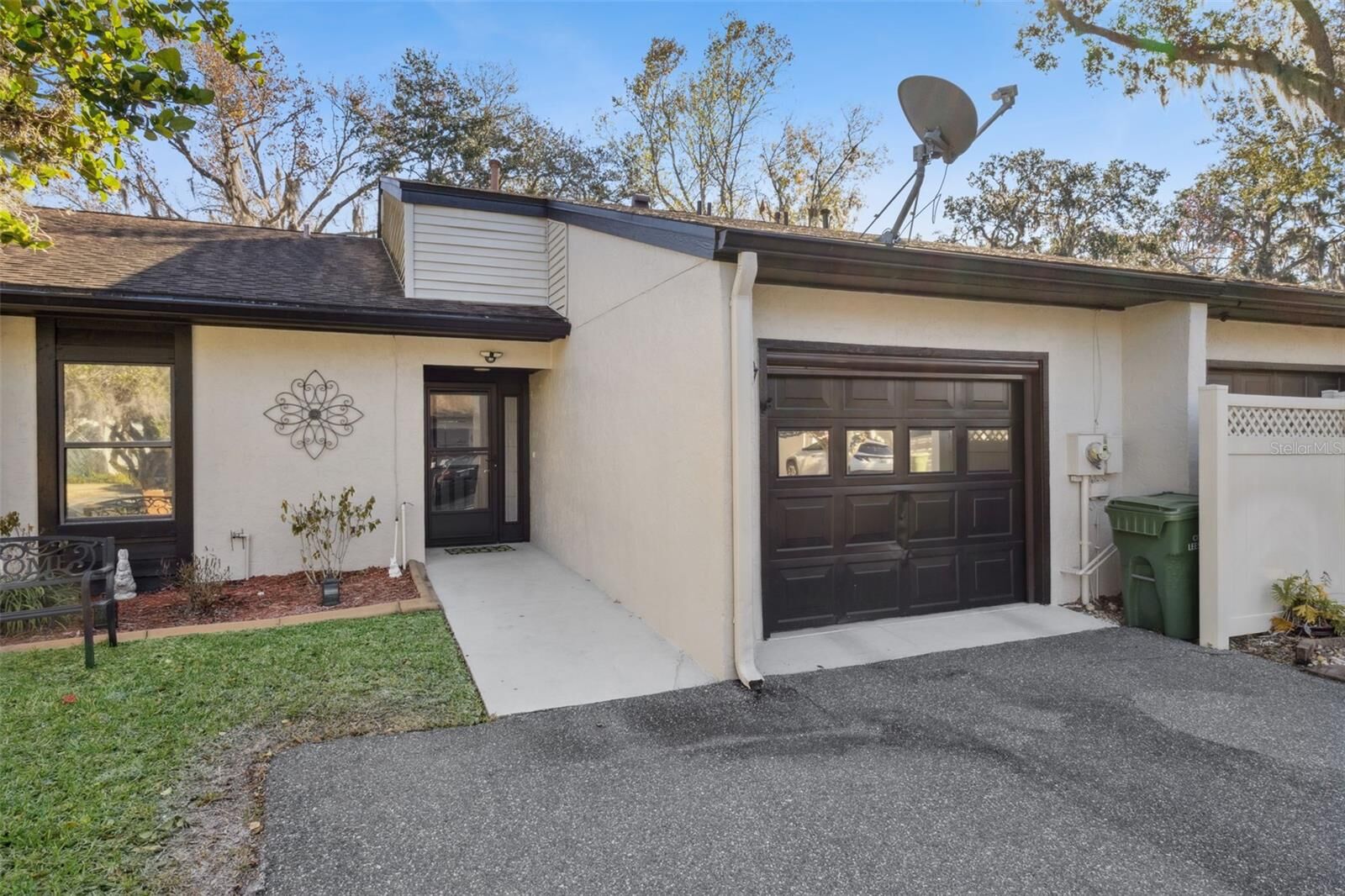 Property Photo:  916 Belle Oak Drive  FL 34748 