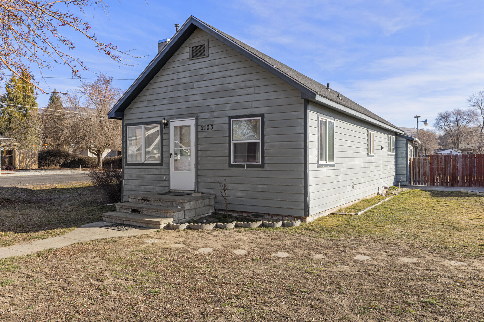Property Photo:  2103 Etna Street  OR 97603 