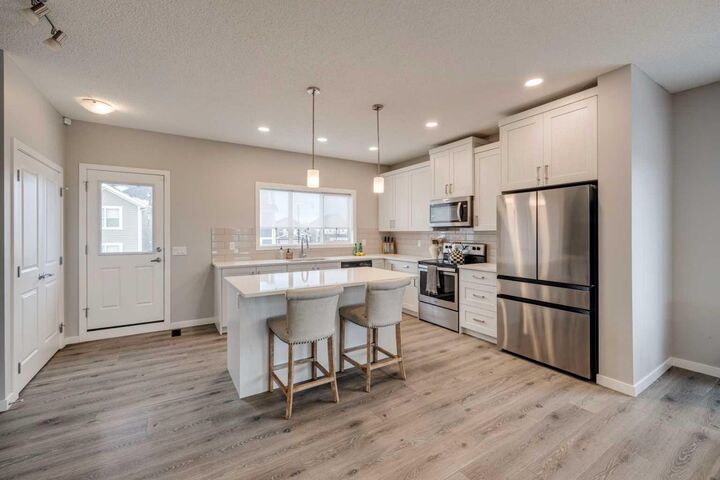 Photo de la propriété:  221 Sundown Road  AB T4C 2M6 