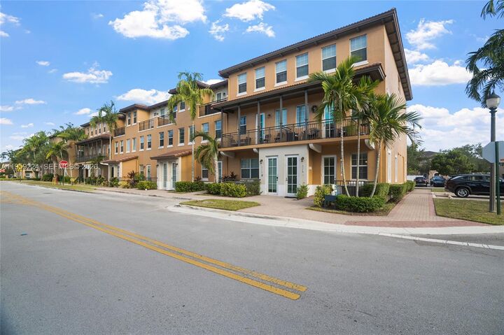 Property Photo:  14774 SW 10th St 10502  FL 33027 