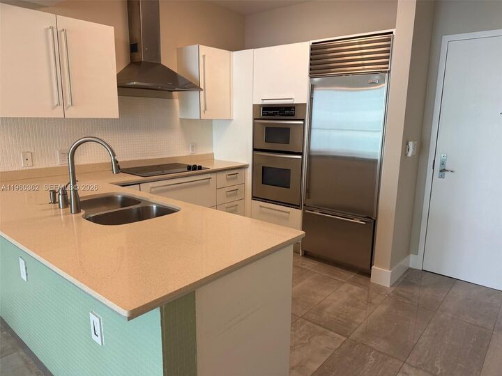 Property Photo:  218 SE 14th St 1406  FL 33131 