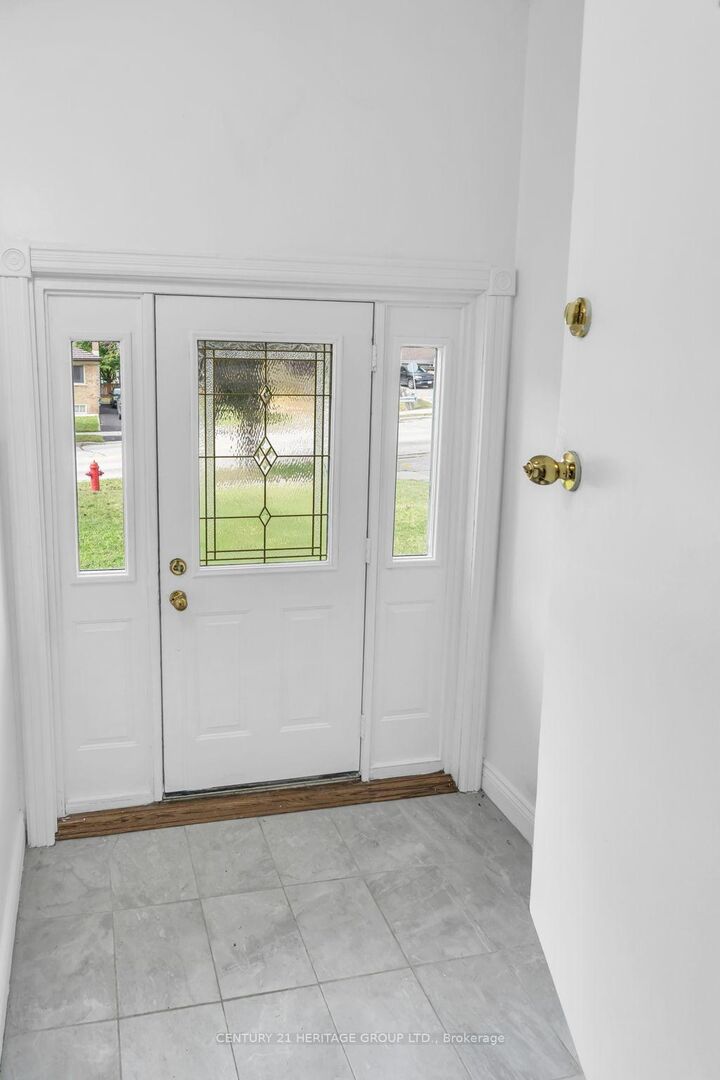 Property Photo: 53 Wilstead Drive ON L3Y 4T8