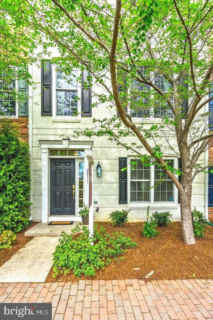 Property Photo:  2411 Huntington Park Drive  VA 22303 