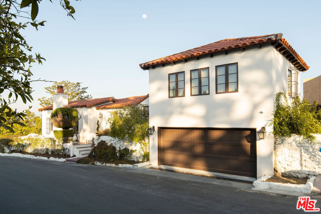 Property Photo:  3922 Glenridge Dr  CA 91423 