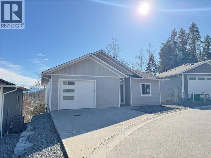 Property Photo: 806 Cliff Avenue 103 BC V0E 1V1